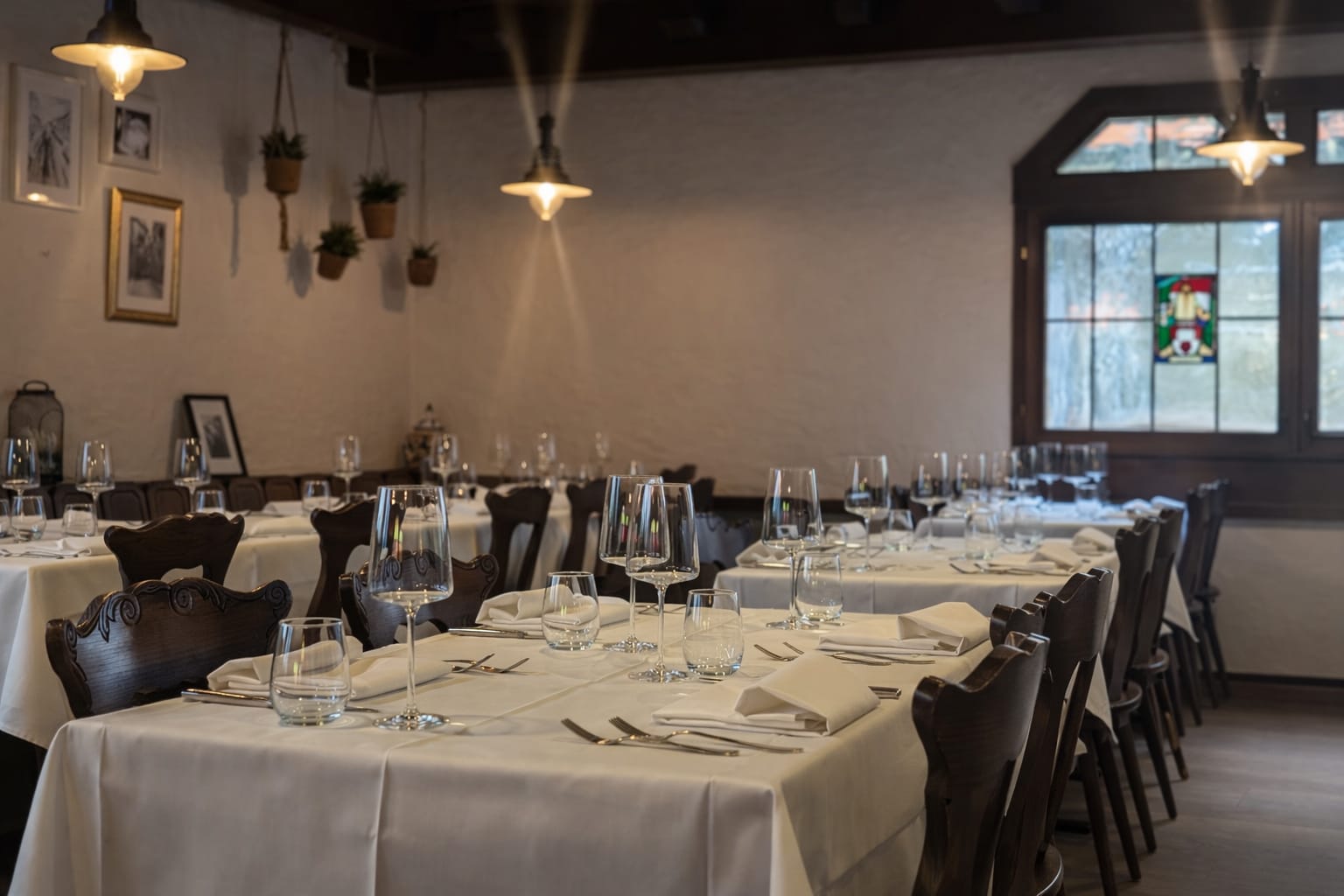 Gedeckter Tisch im Restaurant Wey mit warmem Licht
